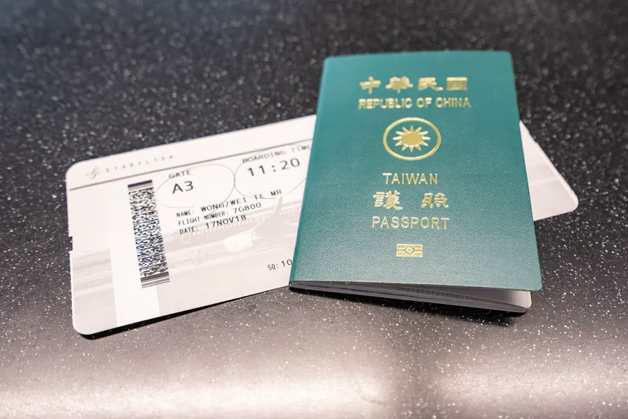 Tela de iPhone escaneando o QR code do eSIM de viagem da VoaSim com a câmera